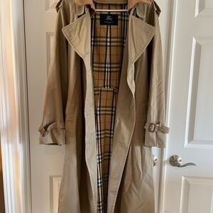 Burberry Beige Plaid pattern trench coat with belt. Size 45